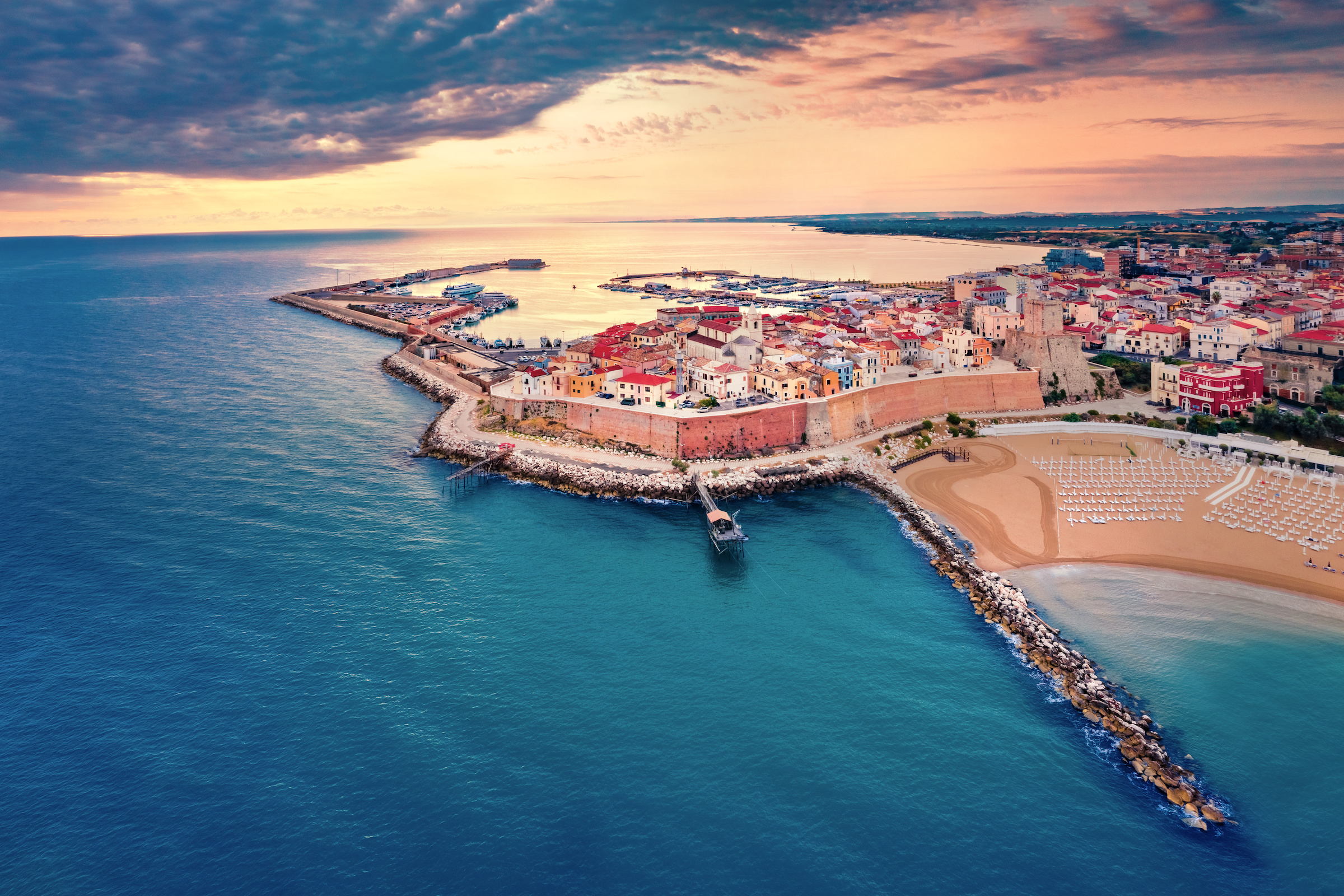 Luftbild von Termoli mit Hafen und Altstadt am Meer